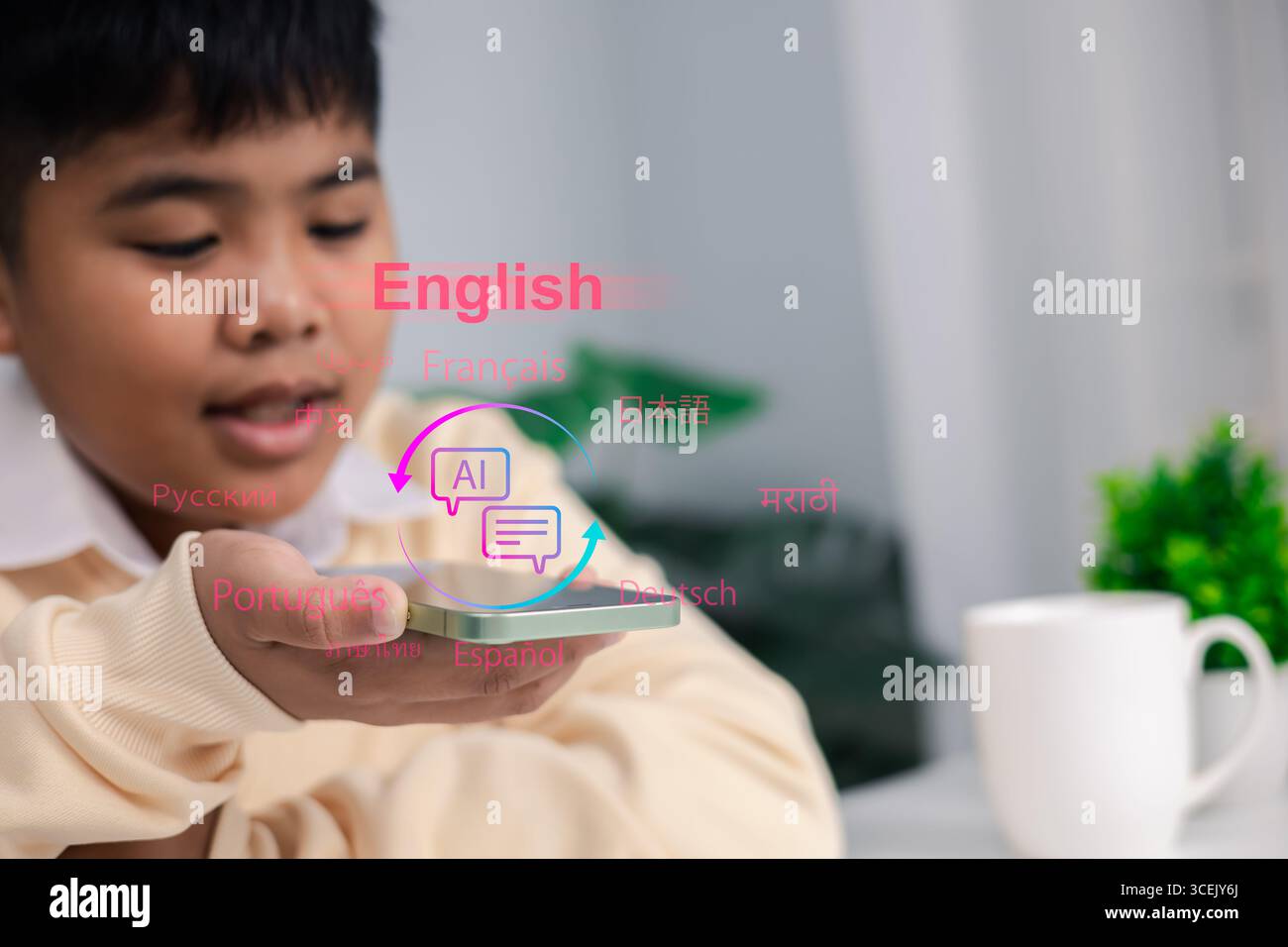 Junge mit Smartphone mit KI-Sprachübersetzungs-Hologramm für mehrsprachiges Lernen, Kommunikation, Bildungstechnologie, künstliche Intelligenz, an Stockfoto