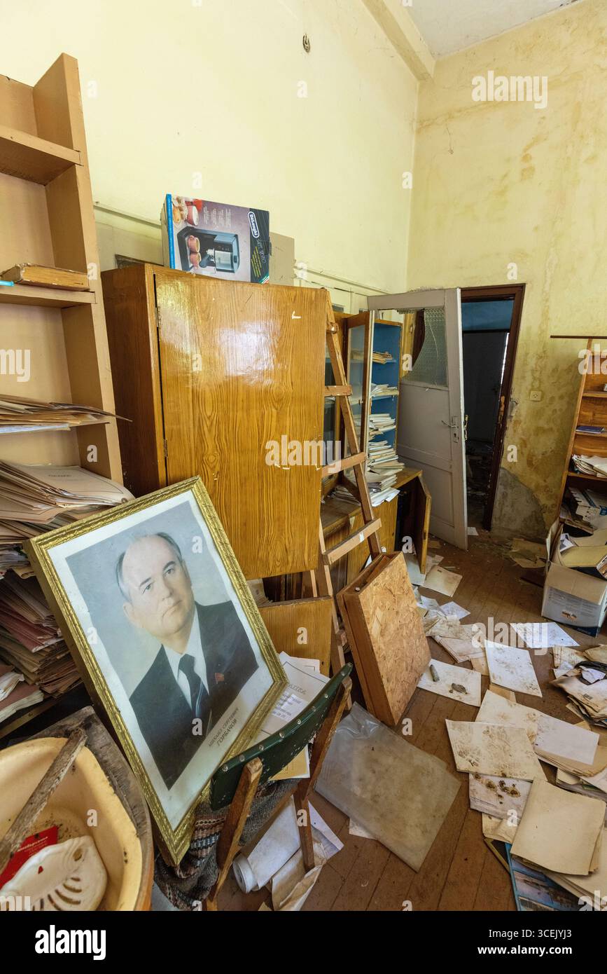 Büro in einer verlassenen Fabrik mit Porträt von Michail Gorbatschow, dem letzten Führer der Sowjetunion von 1985 bis 1991, in der Nähe von Bratsigowo, Bulgarien Stockfoto