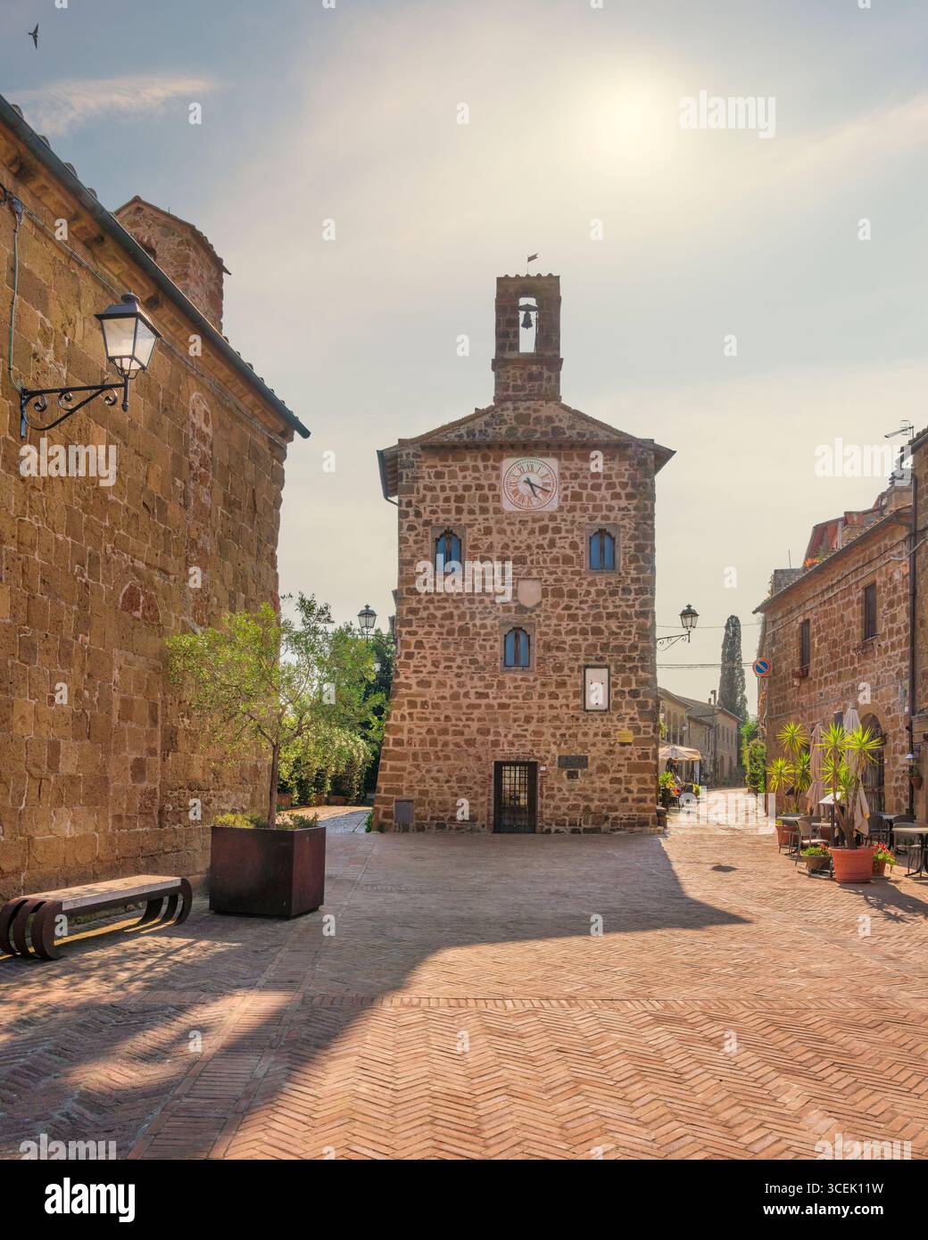 Hauptplatz von Sovana und mittelalterliches Rathaus oder Palazzo dell'Archivio. Maremma, Provinz Grosseto, toskanische Region, Italien Stockfoto