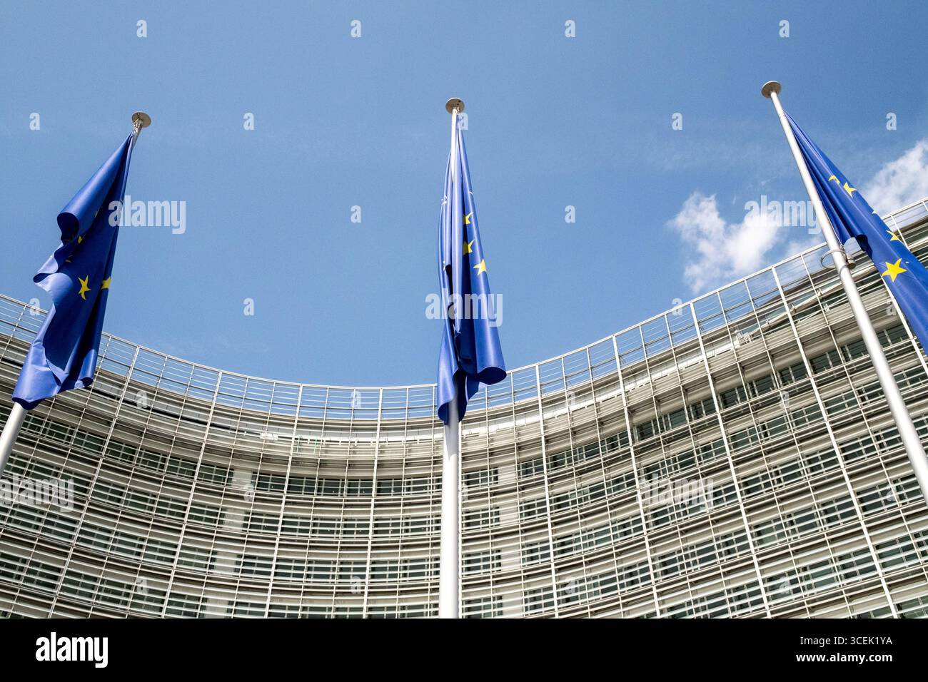 Auf der Pressekonferenz des für Verteidigung und Raumfahrt zuständigen EU-Kommissars Andrius Kubilius über das EU-Weltraumgesetz und die Vision für den Euro mit Flagge bauen Stockfoto