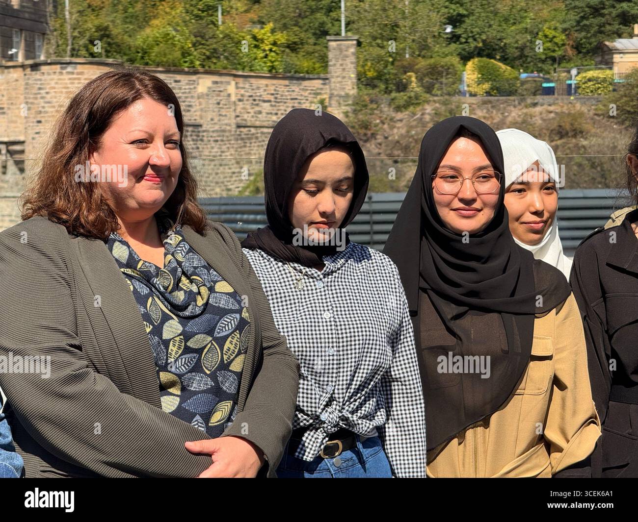 Schottland Büro Kirsty McNeill (links) mit afghanischen Medizinstudenten während eines Empfangs im Queen Elizabeth House der britischen Regierung in Edinburgh, das ein Jahr seit die 19 Frauen aus Afghanistan nach Schottland gezogen sind, um Medizin zu studieren, nachdem die Taliban die Ausbildung von Frauen verboten hatten. Ausgabedatum: Montag, 18. August 2025. Stockfoto