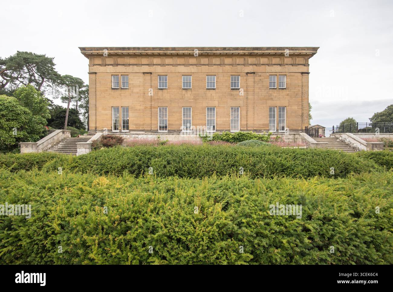 Belsay Hall ein griechisches Herrenhaus in einem eigenen Garten und mit einer Burgruine in der Nähe (in der Nähe von Morpeth Northumberland und Durham, Großbritannien). Stockfoto
