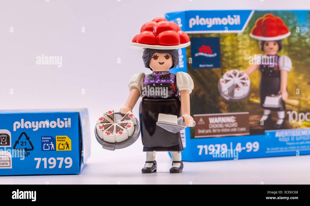 Playmobil Sonderfigur Schwarzwald Marie mit typischer Schwarzwälder Kirschtorte und Bollenhut. Die Marketing-Aktion verschiedener Tourismusverbände stoßen auf großes Interesse. Die limitierte Auflage von zunächst 77,000 Exemplare ist so gut wie ausverkauft. // 18.08.2025: Baiersbronn, Baden-Württemberg, Deutschland *** Playmobil Sonderfigur SchwarzwaldMarie mit typischem Schwarzwaldtorte und Bollenhut die Marketingkampagne verschiedener Tourismusverbände stößt auf großes Interesse die limitierte Auflage von zunächst 77.000 Exemplaren ist so gut wie ausverkauft 18 08 2025 Baiersbronn, Baden Württemberg Stockfoto