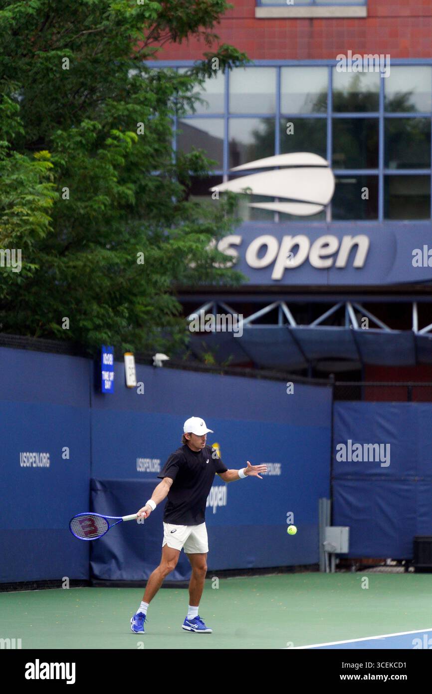 Flushing Meadows, New York, USA. August 2025. Alex de Minaur aus Australien übt heute im Billie Jean King National Tennis Center in New York vor den bevorstehenden US Open, die nächsten Sonntag beginnen. Quelle: Adam Stoltman/Alamy Live News Stockfoto