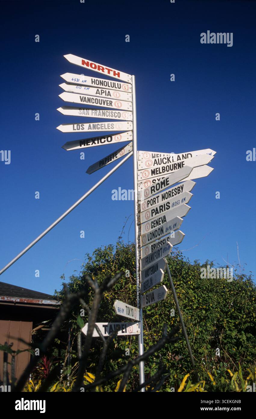 Tonga, Südpazifik, Vava'u, Neiafu, die Entfernungsmarkierung in der Stadt erinnert Sie daran, wie weit Sie von überall in diesem weit entfernten Paradies entfernt sind. Stockfoto