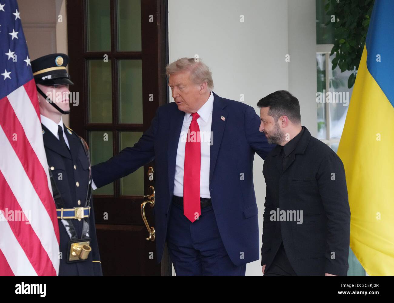 Washington, Usa. August 2025. Der ukrainische Präsident Wolodymyr Zelensky (R) wird von Präsident Donald Trump begrüßt, als er am Montag, den 18. August 2025, im Weißen Haus in Washington DC eintrifft. Zelensky wird sich einer Gruppe europäischer Führer anschließen, wenn er Präsident Trump trifft, um den Krieg zwischen Russland und der Ukraine zu beenden. Foto: Pat Benic/UPI Credit: UPI/Alamy Live News Stockfoto