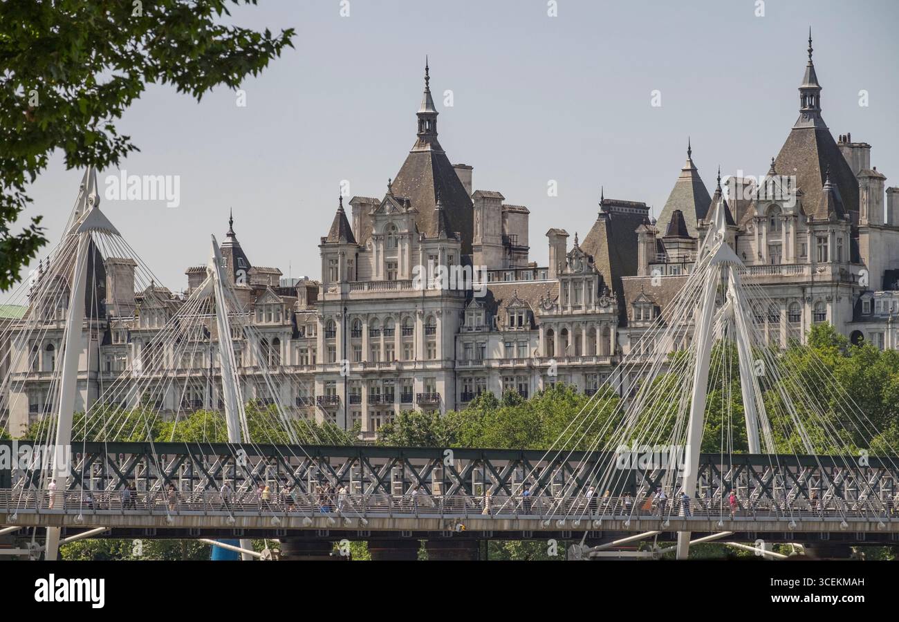 Das Royal Horseguards Hotel gesehen hinter der Hungerford Bridge und der Golden Jubilee Bridges, London, England, Vereinigtes Königreich Stockfoto