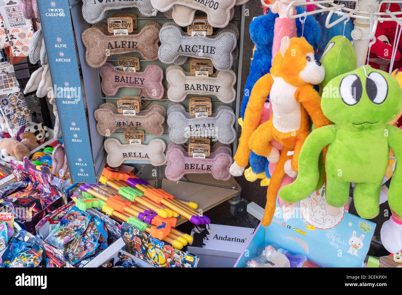 Geschenke und Schmuckstücke und Hundespielzeug oder Verkauf außerhalb eines Souvenirshops in Los Cristianos, Teneriffa, Kanarischen Inseln. Stockfoto