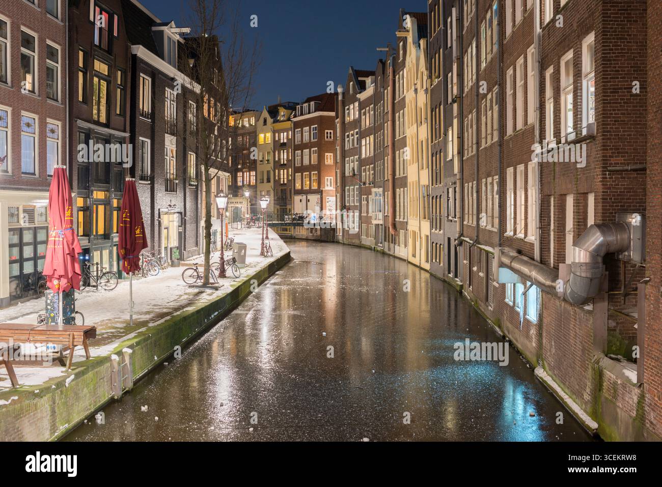 Leere Straßen im Rotlichtviertel, Amsterdam, Niederlande wegen Lockdown und Ausgangssperre im Zusammenhang mit COVID. Stockfoto