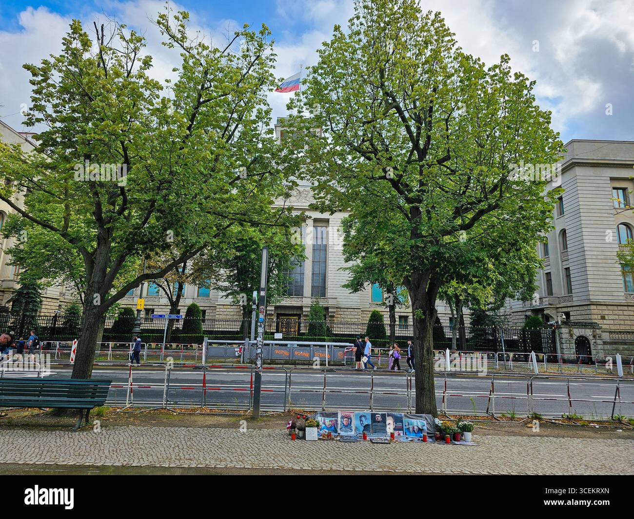 Eine kleine, provisorische Gedenkstätte mit Fotos und Blumen für den verstorbenen russischen Oppositionsführer Alexej Nawalny, die auf dem Gehweg gegenüber der Botschaft platziert wurde Stockfoto