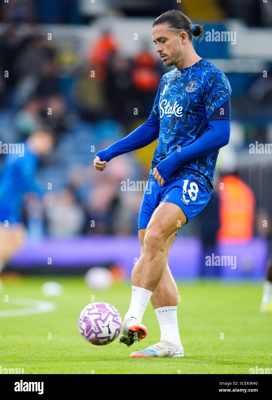Evertons Jack Grealish wärmt sich vor dem Spiel der Premier League in Elland Road, Leeds, auf. Bilddatum: Montag, 18. August 2025. Stockfoto