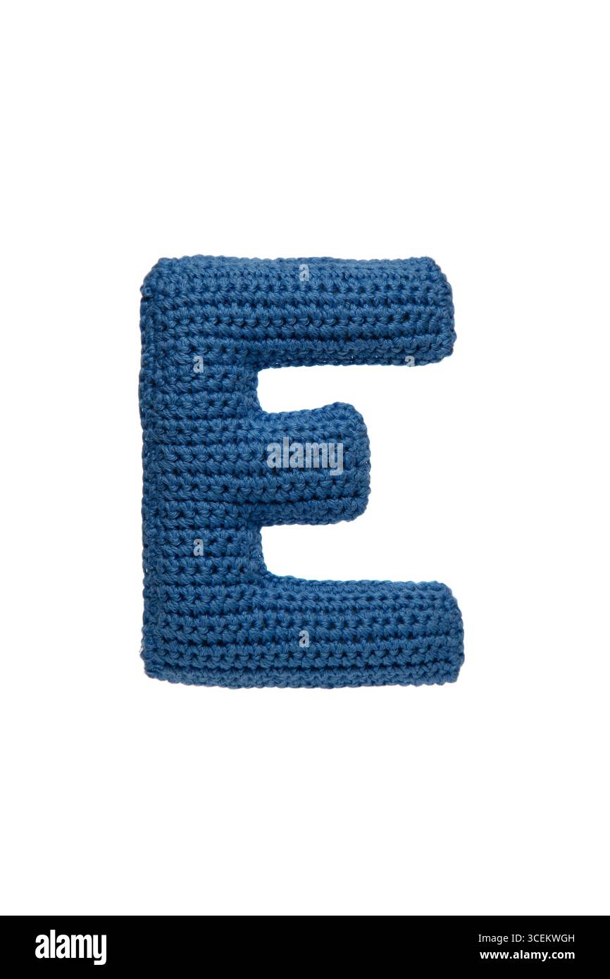 Ein großer Buchstabe E, handgefertigt aus blauem Strickgarn. Stockfoto