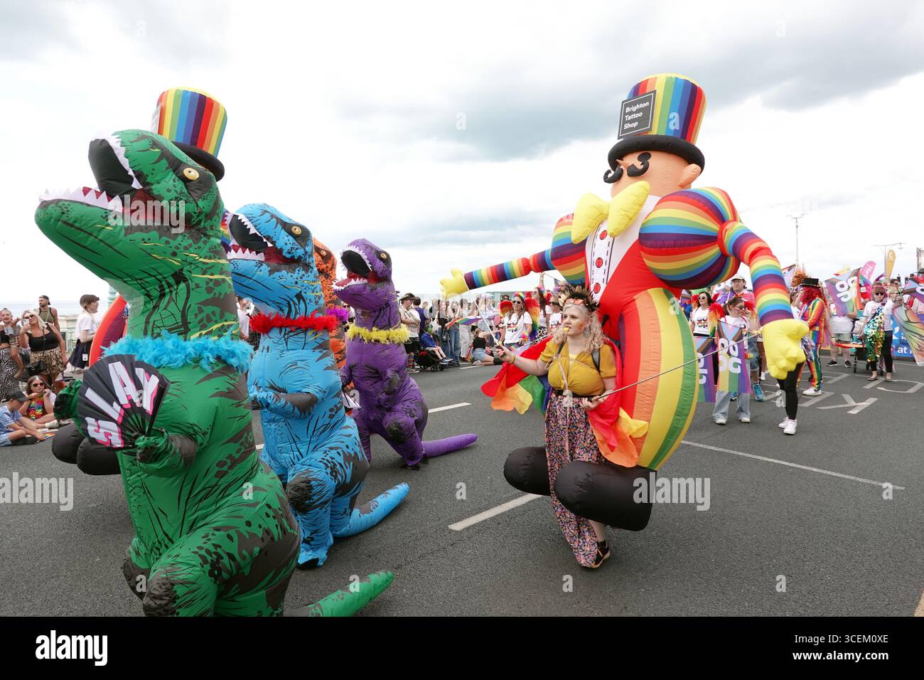 Teilnehmer und Zuschauer, die während der Brighton Pride Prozession Spaß haben Stockfoto