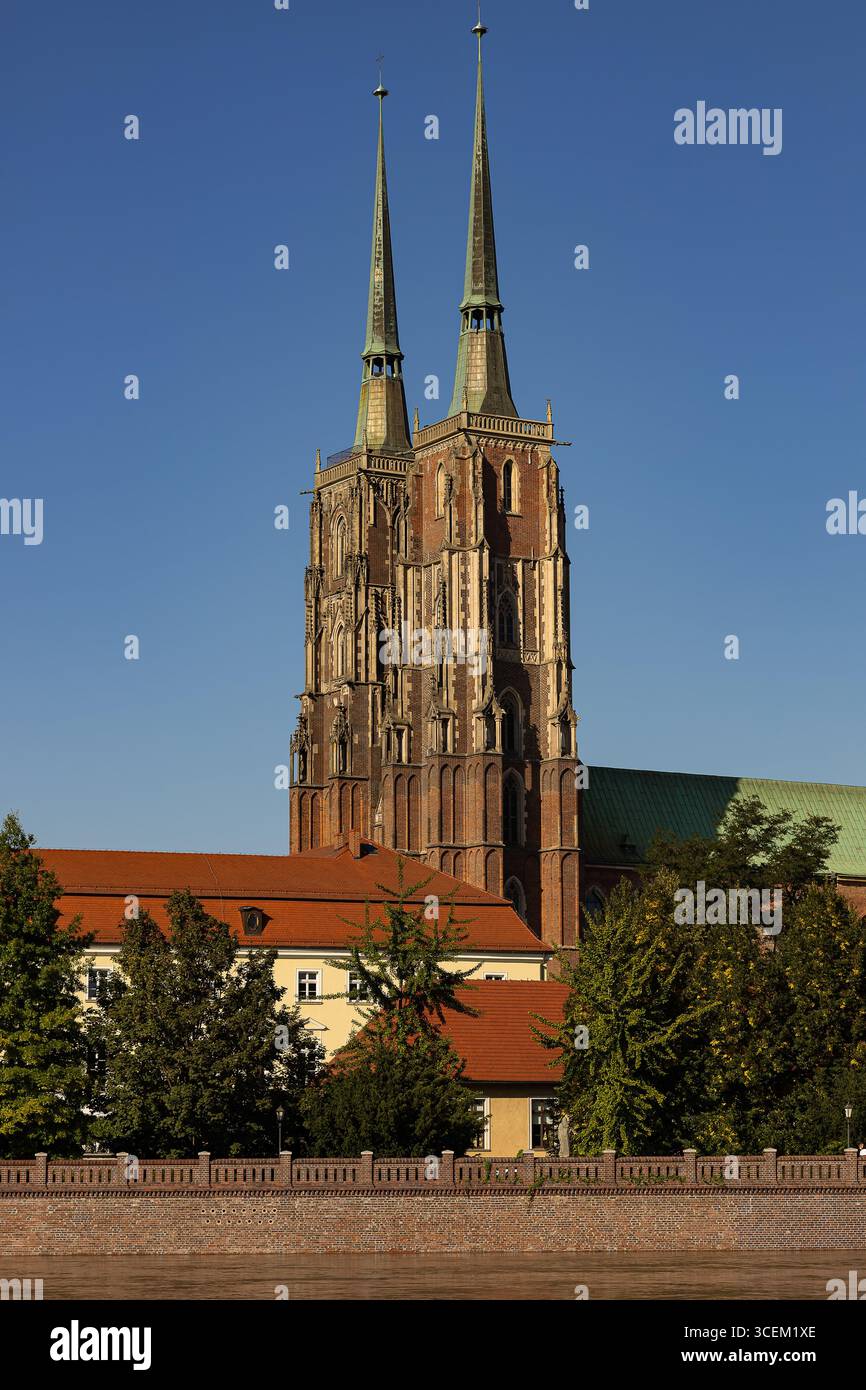 Majestätische gotische Kathedrale mit Zwillingstürmen unter klarem blauen Himmel, Symbol für katholischen Glauben, Bildung, Erleuchtung und spirituelles Erbe Stockfoto