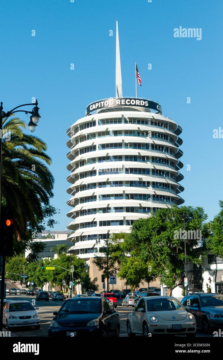 HOLLYWOOD, KALIFORNIEN, USA: Das Capitol Records Building wurde 1956 nördlich der Kreuzung eröffnet Stockfoto