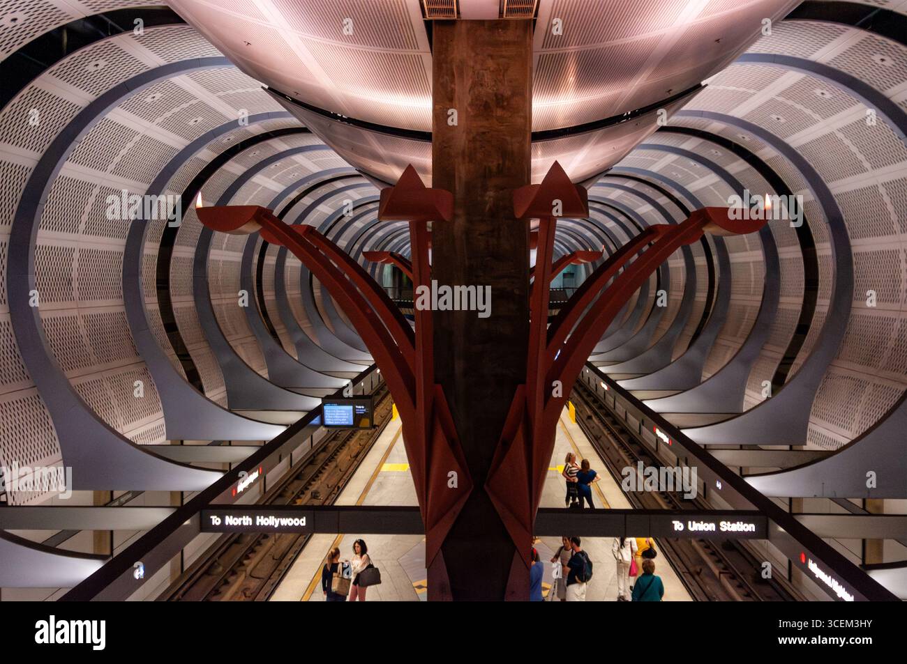 HOLLYWOOD, KALIFORNIEN, USA: Jede der U-Bahn-Stationen von LA Metro in Los Angeles hat ein einzigartiges Thema wie das futuristische Design in Hollywood. Stockfoto