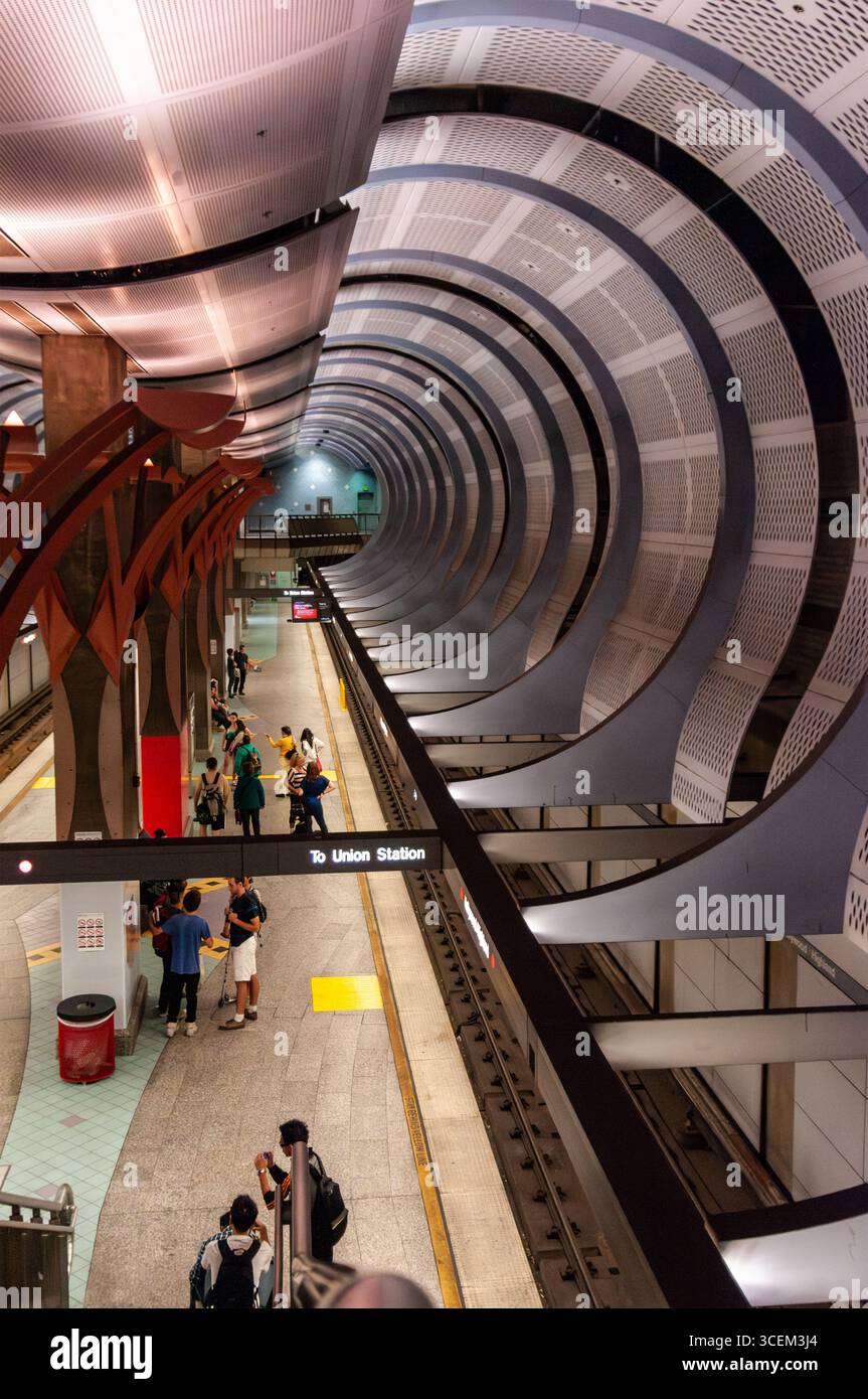 HOLLYWOOD, KALIFORNIEN, USA: Jede der U-Bahn-Stationen von LA Metro in Los Angeles hat ein einzigartiges Thema wie das futuristische Design in Hollywood. Stockfoto