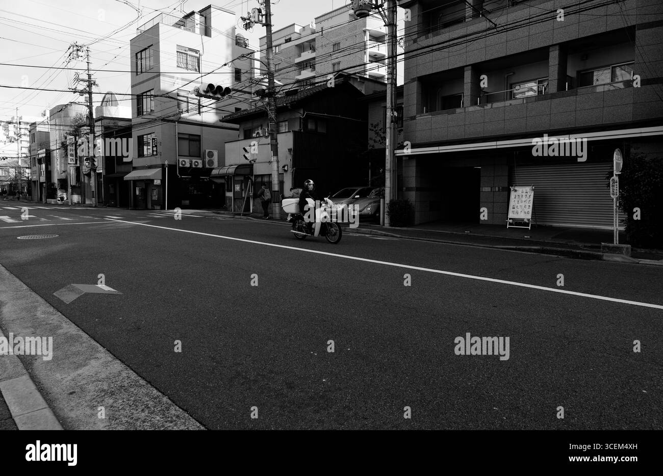 Blick auf Kyoto in Schwarz-weiß-Optik im Januar, mit einem einsamen Roller am frühen Morgen Stockfoto