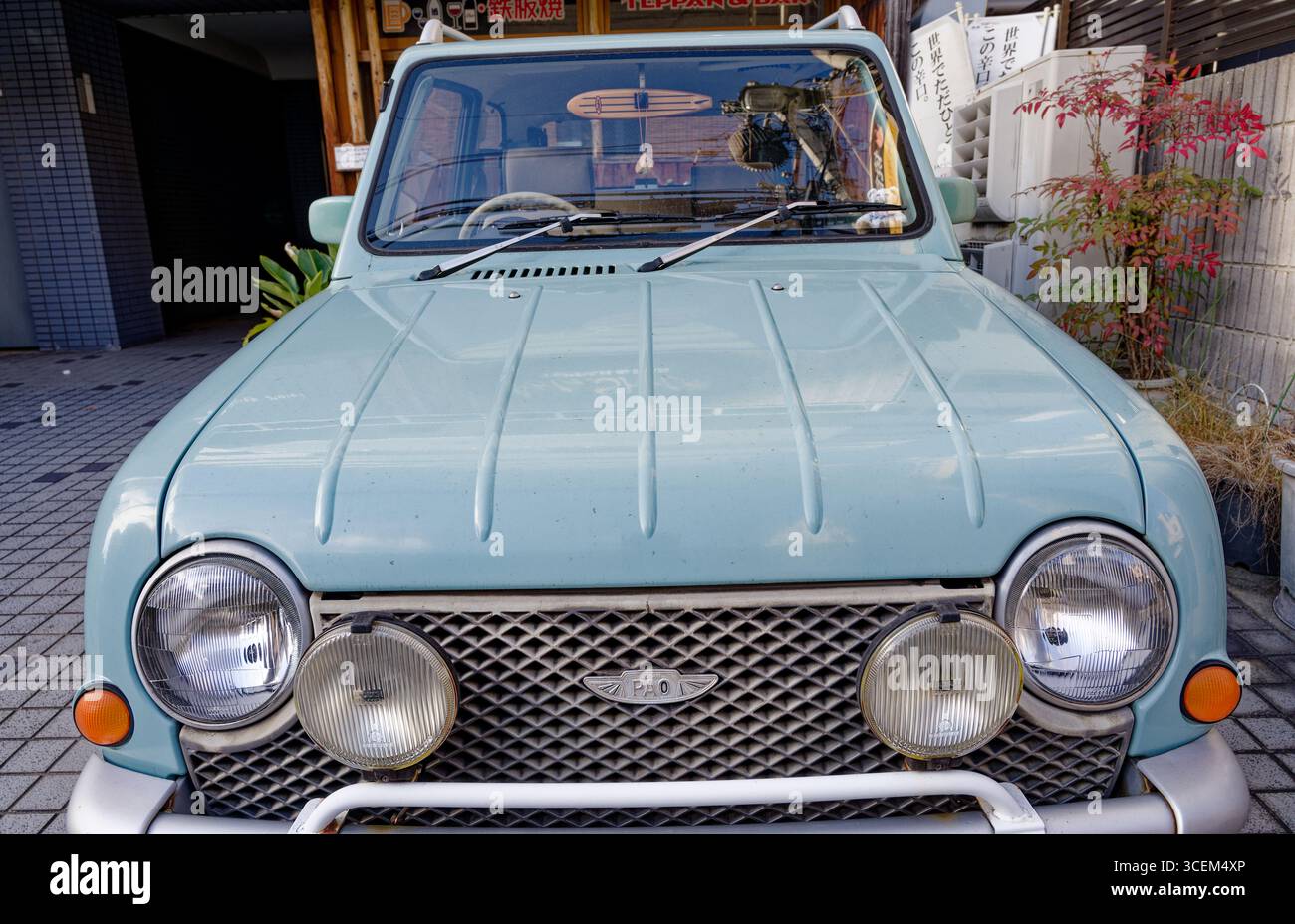 Vorderansicht eines mintgrünen Nissan Pao in Kyoto mit seinem skurrilen Retro-Stil und zeitlosem Charme Stockfoto