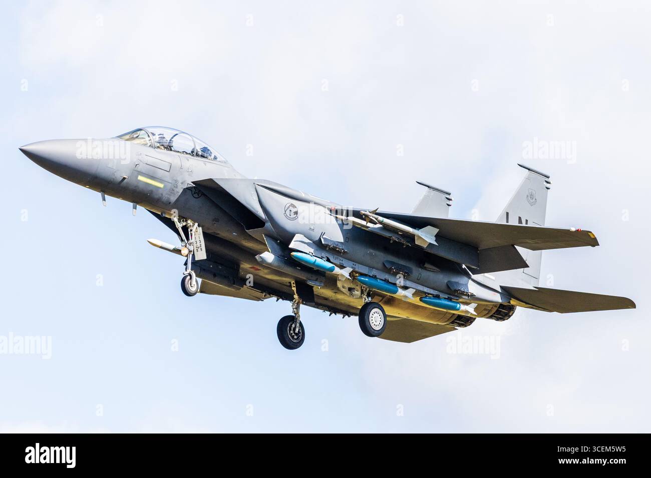 Die F-15E Strike Eagle, die der 492nd Fighter Squadron zugeteilt wurde, landet am 5. August 2025 bei der RAF Lakenheath in Suffolk. Stockfoto