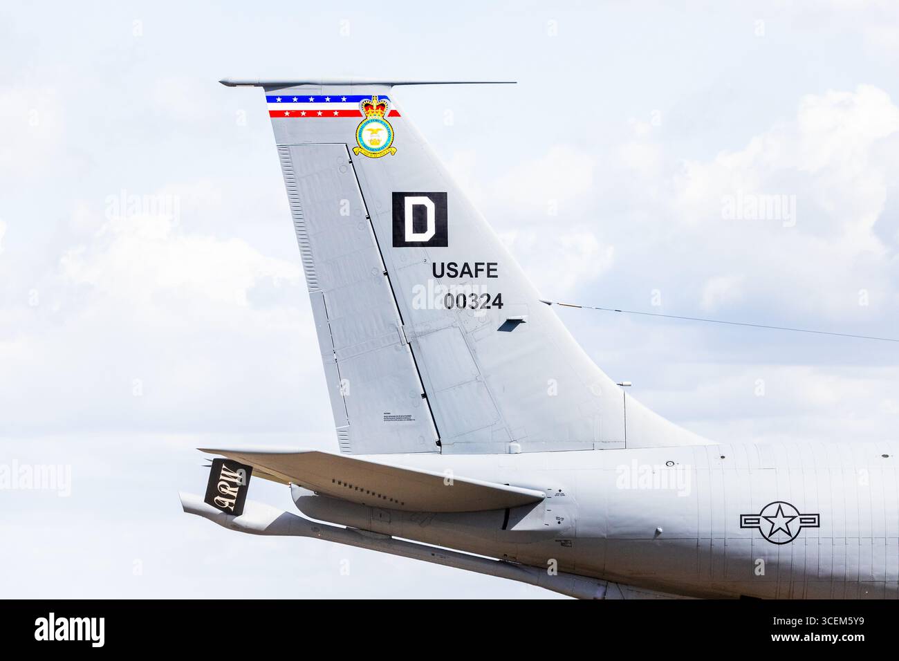 Nahaufnahme des Heck- und Luftbetankungsbooms einer Boeing KC-135R, während sie nach der Landung in RAF Mildenhall, Suffolk, am 5. August von der Start- und Landebahn fährt Stockfoto