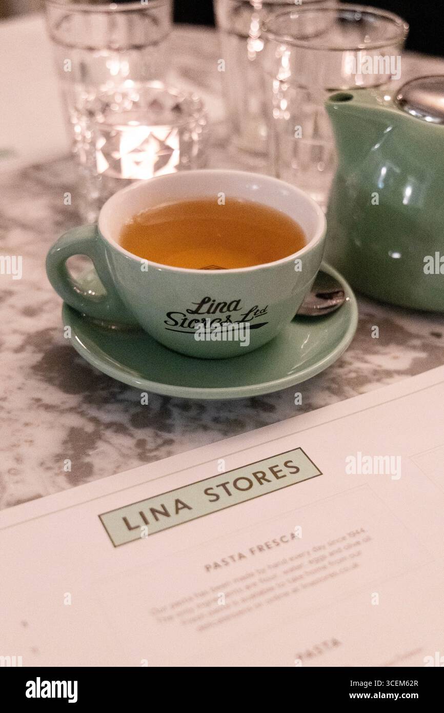 Tee im Restaurant Lina Stores Canary Wharf, London, England Stockfoto