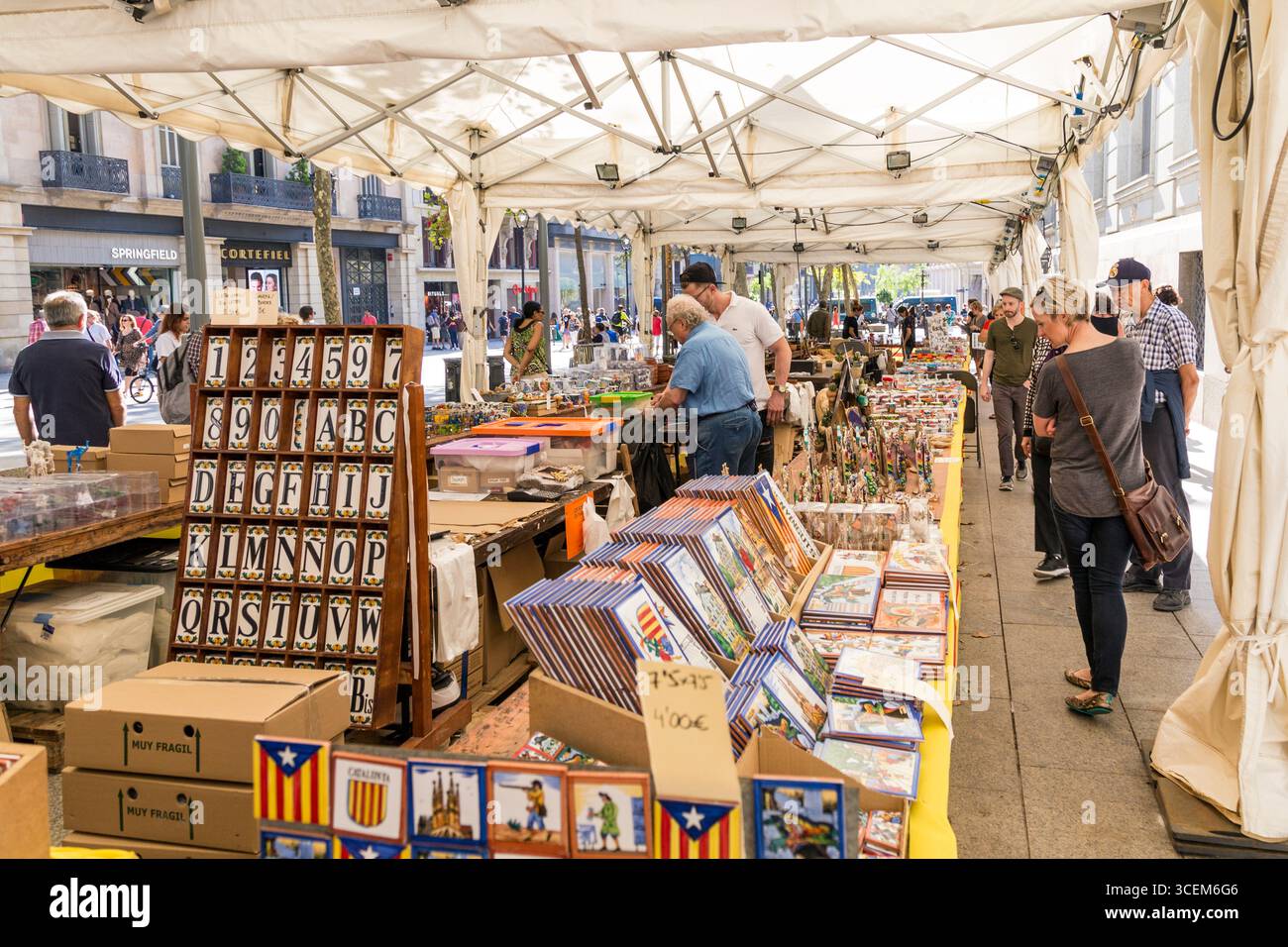 Marktstände in der Avinguda del Portal de l'Àngel, Barcelona, Spanien Stockfoto