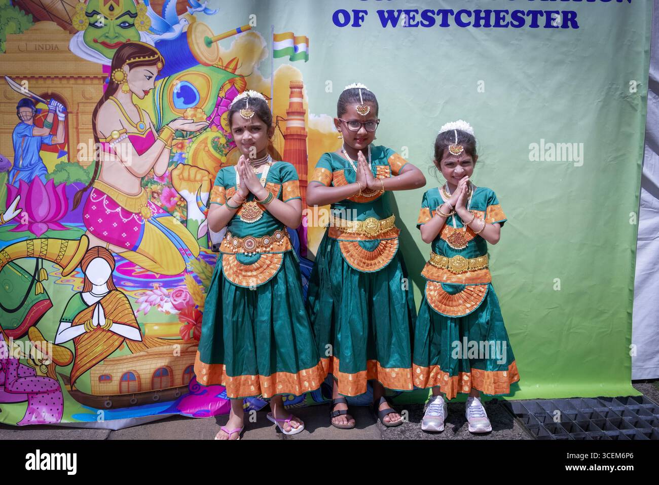 3 süße Mädchen aus jungen Jahren in grünen Saris beim Heritage of India Festival am Kensico Dam Plaza in Valhalla, Westchester, New York. Stockfoto