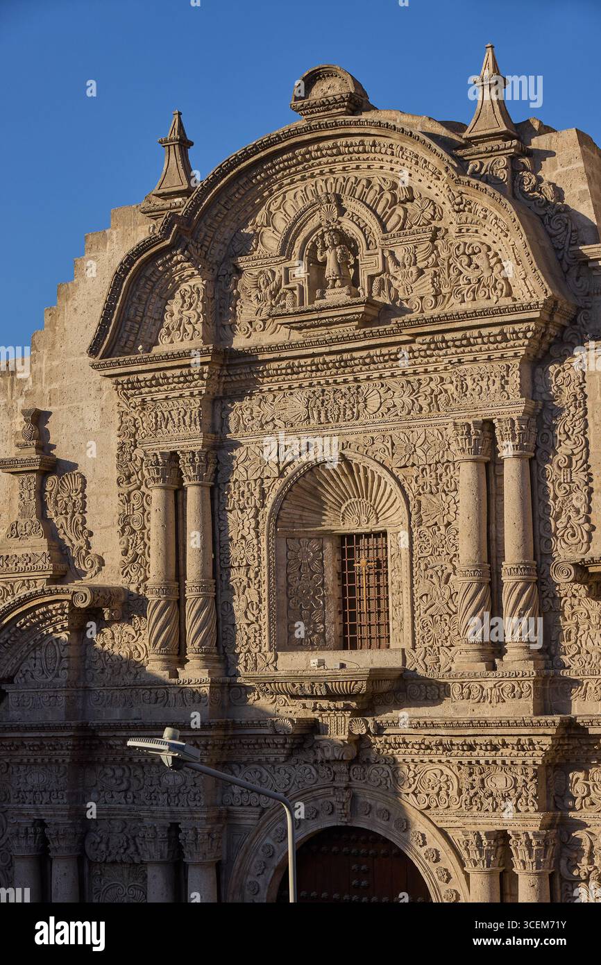 Eingerahmt von den eleganten Kolonialbögen des historischen Zentrums von Arequipa steht die Kirche La Compañía in stiller Pracht. Gebaut aus weißem vulkanischem si Stockfoto
