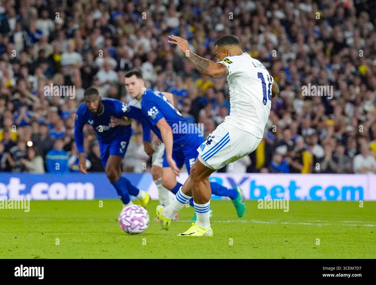 Lukas Nmecha von Leeds United erzielt das erste Tor des Spiels aus einem Elfmeter während des Premier League-Spiels in Elland Road, Leeds. Bilddatum: Montag, 18. August 2025. Stockfoto