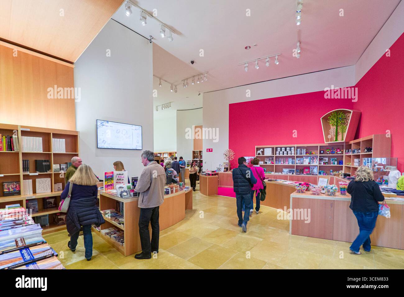 Menschen in der Geschenk-Shop des Guggenheim Museum, Bilbao, Vizcaya, Baskisches Land, Spanien Stockfoto
