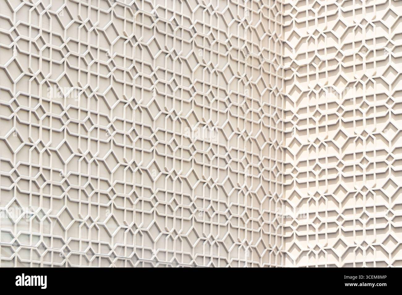 Kompliziertes abstraktes geometrisches Betonwandmuster mit islamischen architektonischen Designelementen mit ineinander greifenden Sternformen dubai vae Stockfoto
