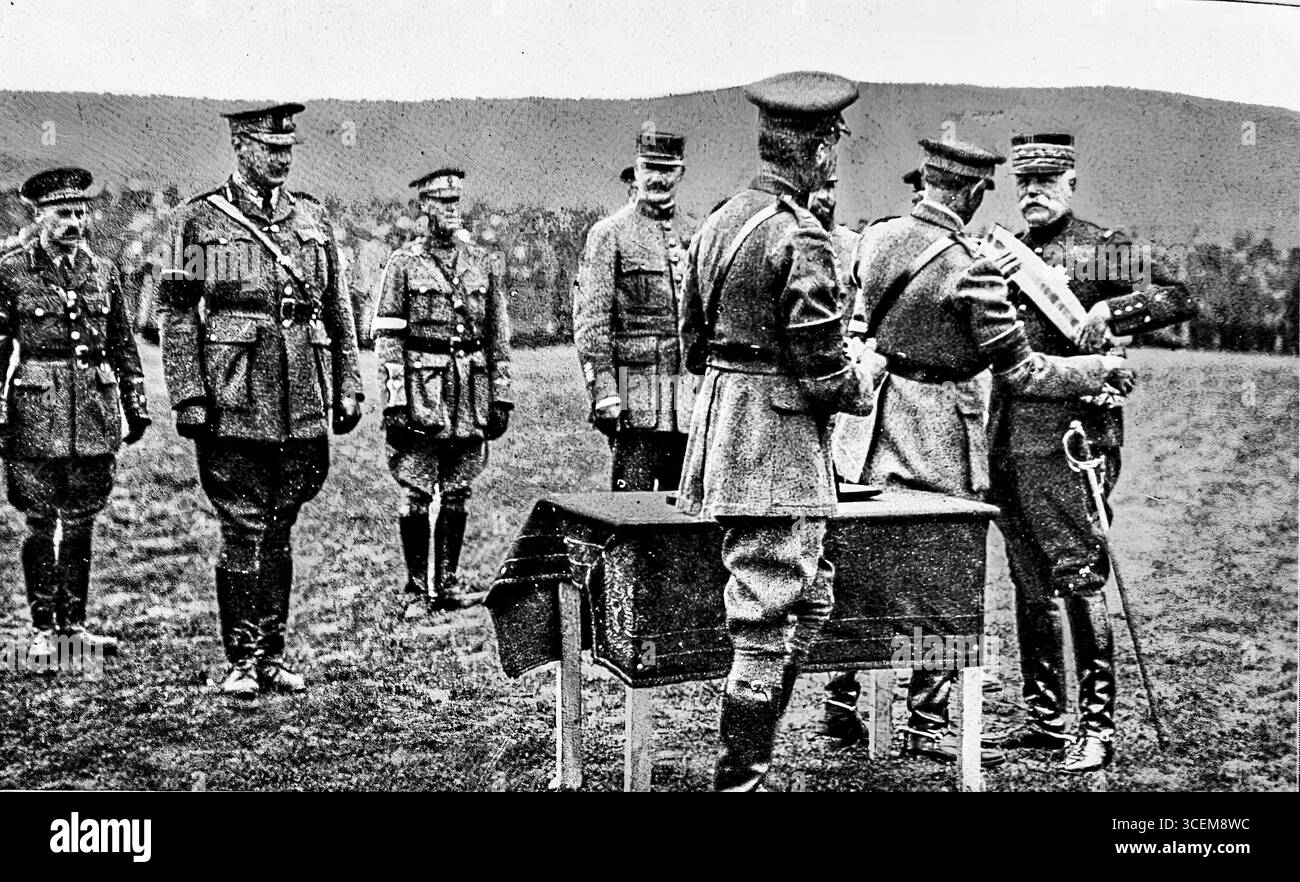 April 1916, erster Weltkrieg: General Sarrail wird von General Mahon mit dem Großen Kreuz des Ordens St. Michael und St. Georg geschmückt. Die Zeremonie symbolisiert die Solidarität der Alliierten zwischen britischen und französischen Truppen, die in Mazedonien stationiert sind. Die während der Salonika-Kampagne fotografierte Veranstaltung spiegelt die enge Zusammenarbeit der Entente-Mächte auf dem Balkan wider. Veröffentlicht in L’Illustration, 29. April 1916. Stockfoto