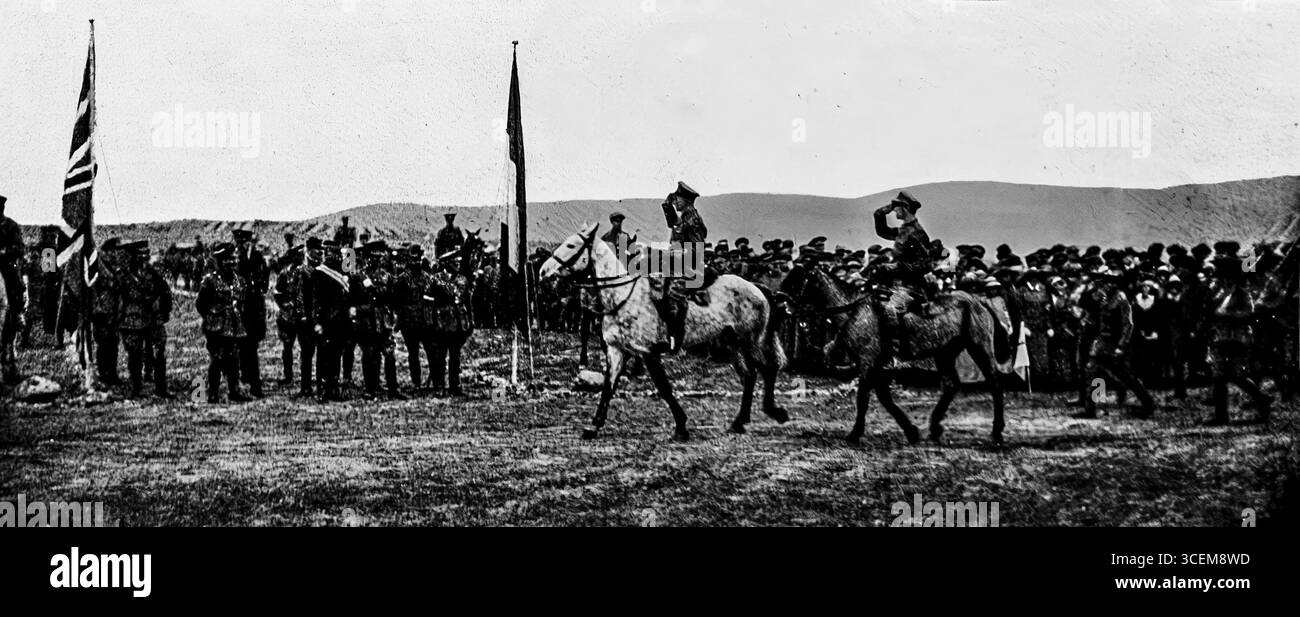 1916. April, 1. Weltkrieg: Britische Truppen paraden vor den Generälen Sarrail und Mahon in Salonika, wobei die Flaggen Großbritanniens und Frankreichs Seite an Seite gezeigt werden. Das Ereignis veranschaulicht die Einheit der alliierten Streitkräfte während des mazedonischen Feldzugs, bei dem Truppen aus der ganzen Entente gemeinsam gegen die Zentralmächte kämpften. Dieses historische Bild, das am 29. April 1916 in L’Illustration veröffentlicht wurde, unterstreicht die französisch-britische Solidarität auf dem Balkan. Stockfoto