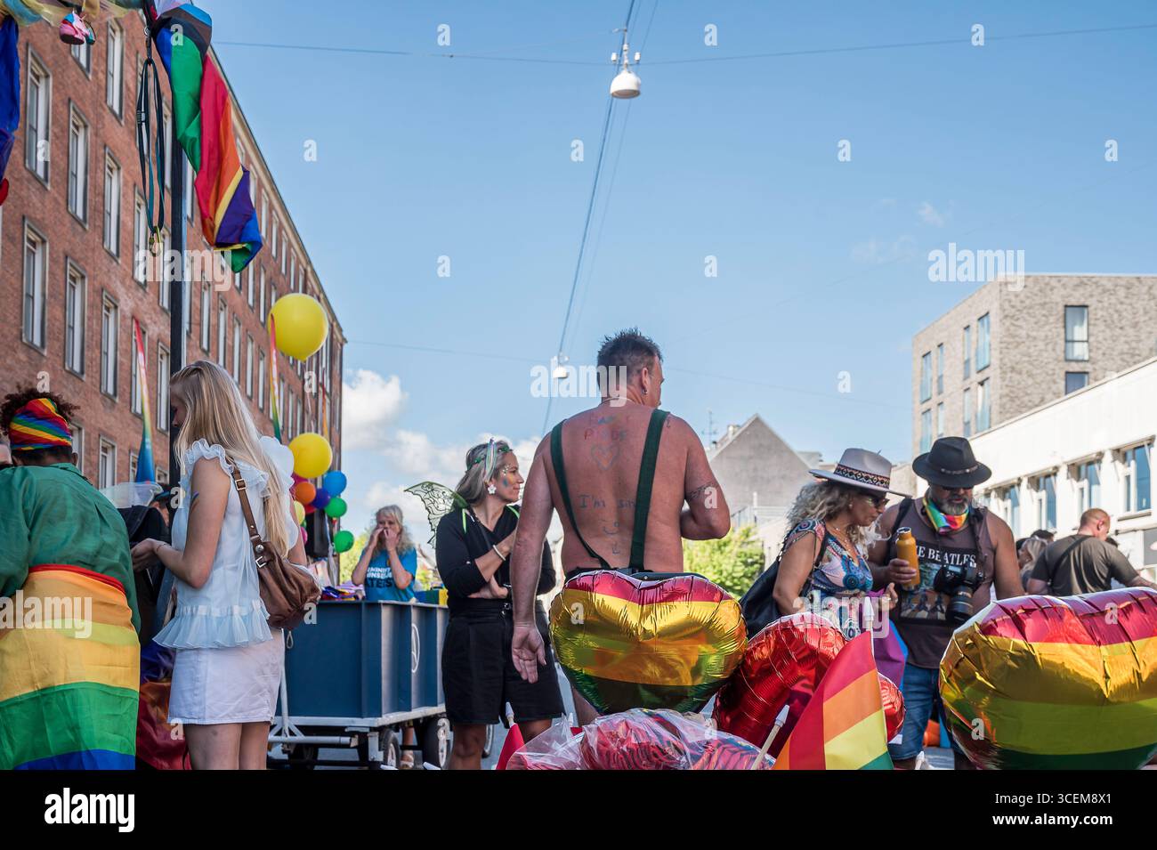 Glückliche Menschen und bunte Ballons beim Copenhagen Pride Festival, 16. August 2025 Stockfoto