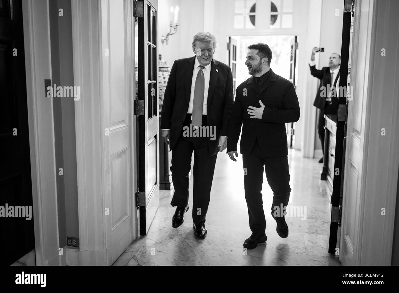 Washington, Usa. August 2025. US-Präsident Donald Trump, links, eskortiert den ukrainischen Präsidenten Wolodymyr Zelenskyj, rechts, bei Ankunft am Eingang des Weißen Hauses im Westflügel, 18. August 2025 in Washington, DC Credit: Handout/White House Photo/Alamy Live News Stockfoto