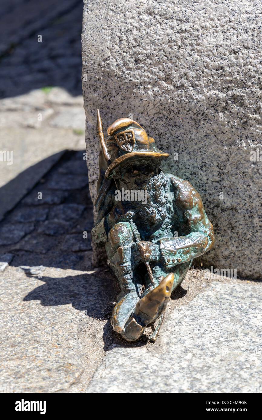 Verschlafener Zwerg (Krasnal Śpioch), Zwergfigur von St. Elizabeths Church, Old Town, Breslau, Polen Stockfoto