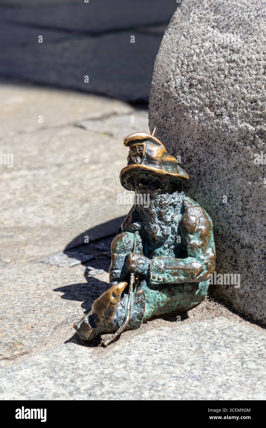 Verschlafener Zwerg (Krasnal Śpioch), Zwergfigur von St. Elizabeths Church, Old Town, Breslau, Polen Stockfoto