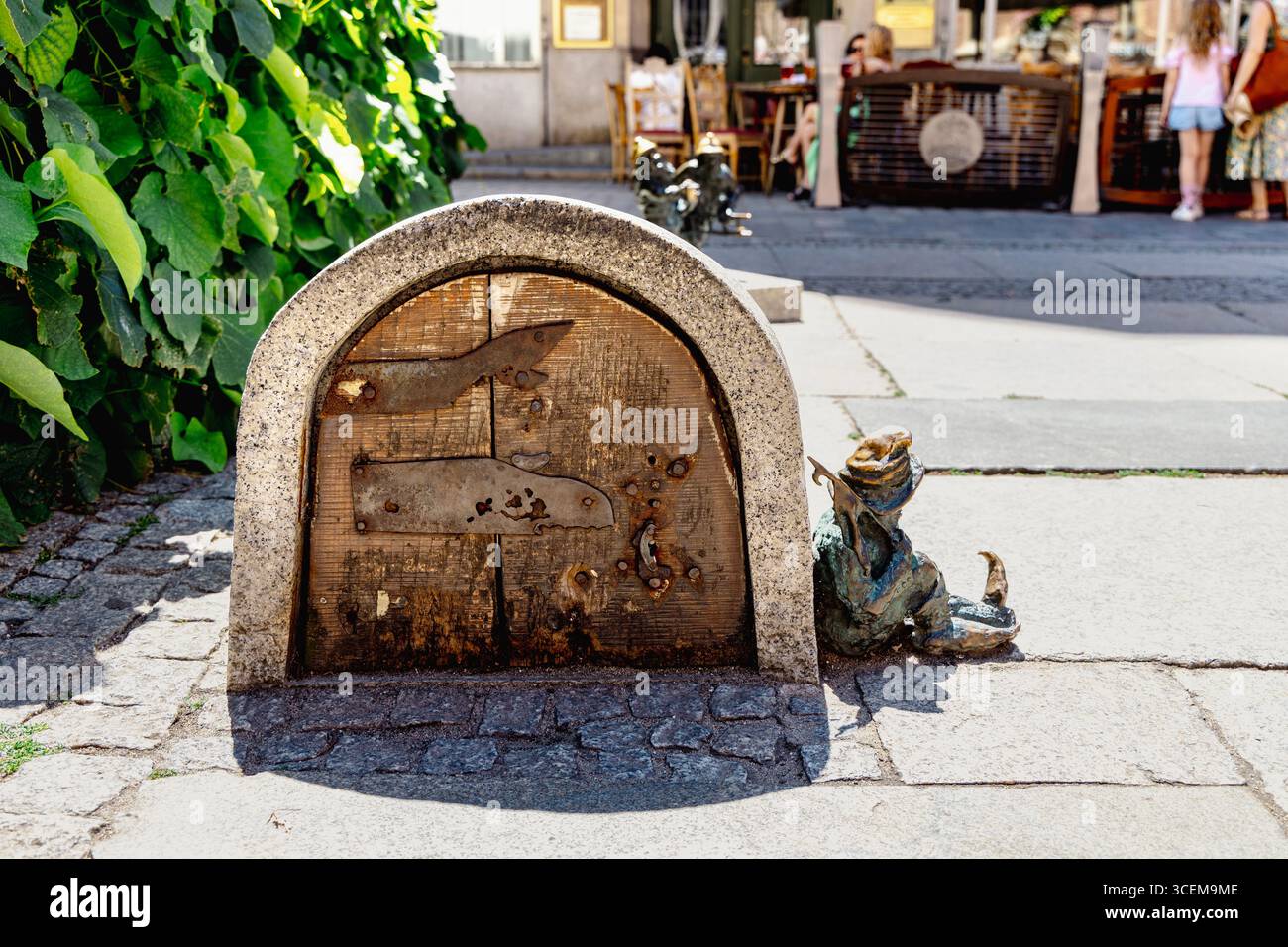 Verschlafener Zwerg (Krasnal Śpioch), Zwergfigur von St. Elizabeths Church, Old Town, Breslau, Polen Stockfoto