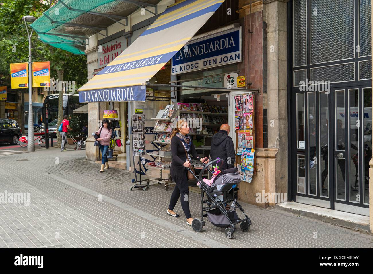 Frau schieben Kinderwagen, Santa Coloma, Barcelona, Katalonien, Spanien Stockfoto