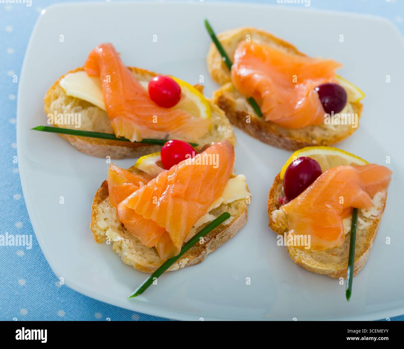 Tapas mit Lachs, Zitrone, Cranberry Stockfoto