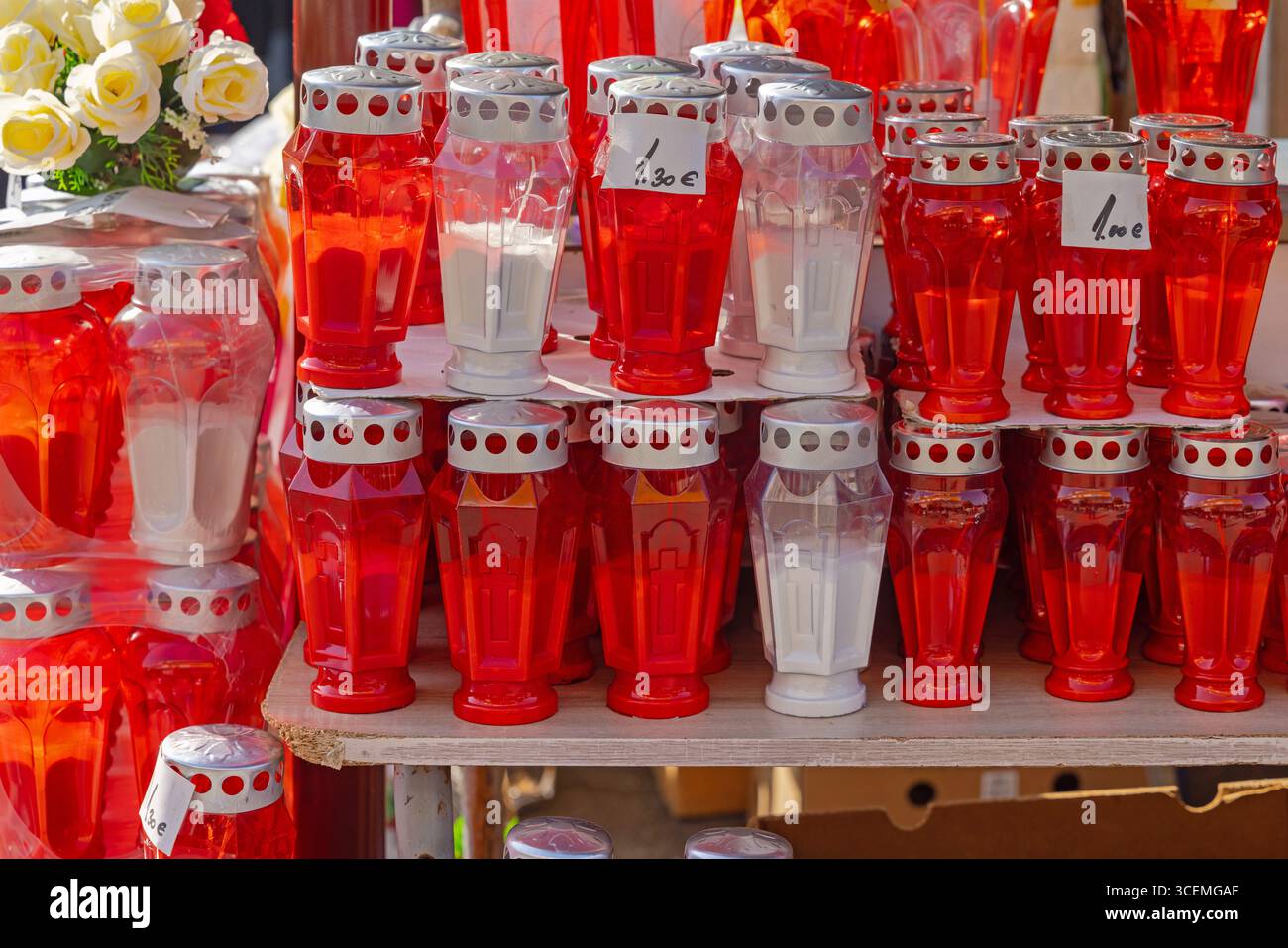 Neue rote Kerzenhalter aus Kunststoff im Regal im Shop Stockfoto