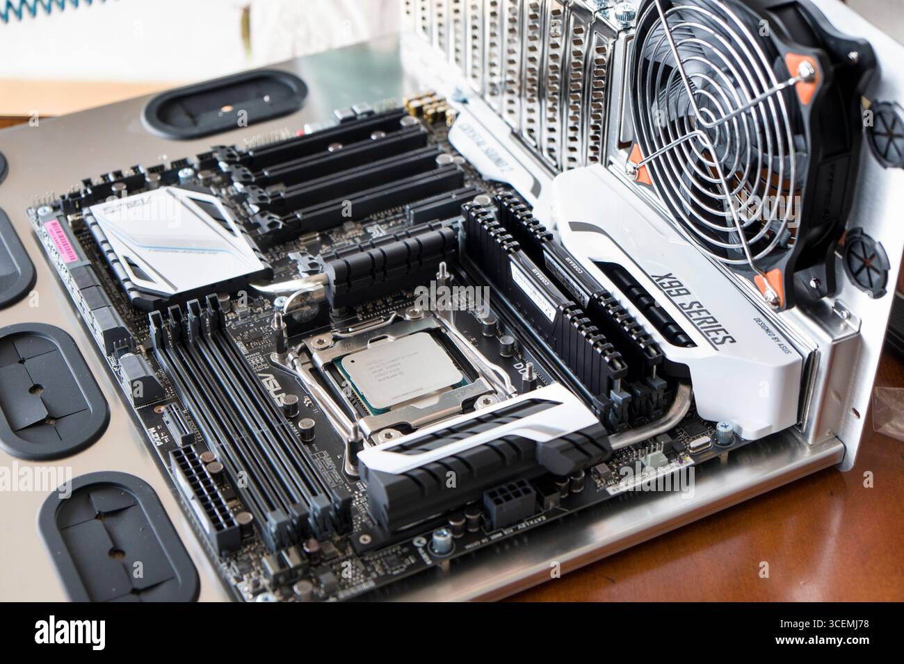 Intel Core i7 - 5930K Haswell-E 6-Core 3,5 GHz LGA 2011-v3 140W Desktop Prozessor installiert auf einem ASUS X 99 Deluxe motherboard Stockfoto