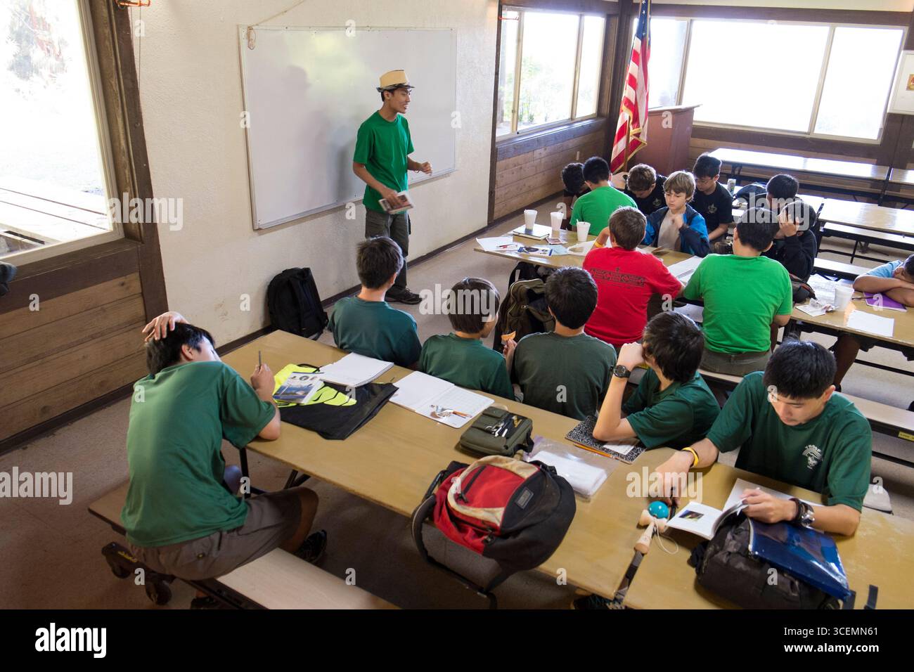 Boy Scouts sitzen hören verdienen Abzeichen Instruktor, Camp Pupukea, Oahu, Hawaii, USA Stockfoto