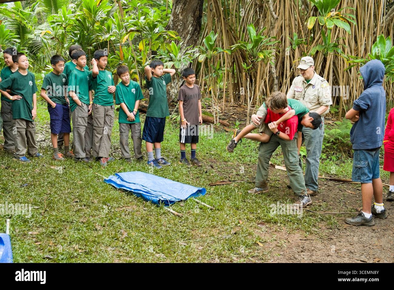 Pfadfinder üben Feuerwehrmann tragen während Verdienst Abzeichen Anweisung, Camp Pupukea, Oahu, Hawaii, USA Stockfoto