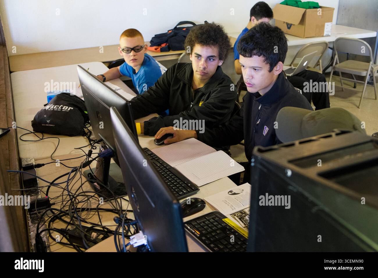 Boy Abzeichen Scouts Computerbildschirm zu betrachten, während Verdienst Anweisung, Camp Pupukea, Oahu, Hawaii, USA Stockfoto