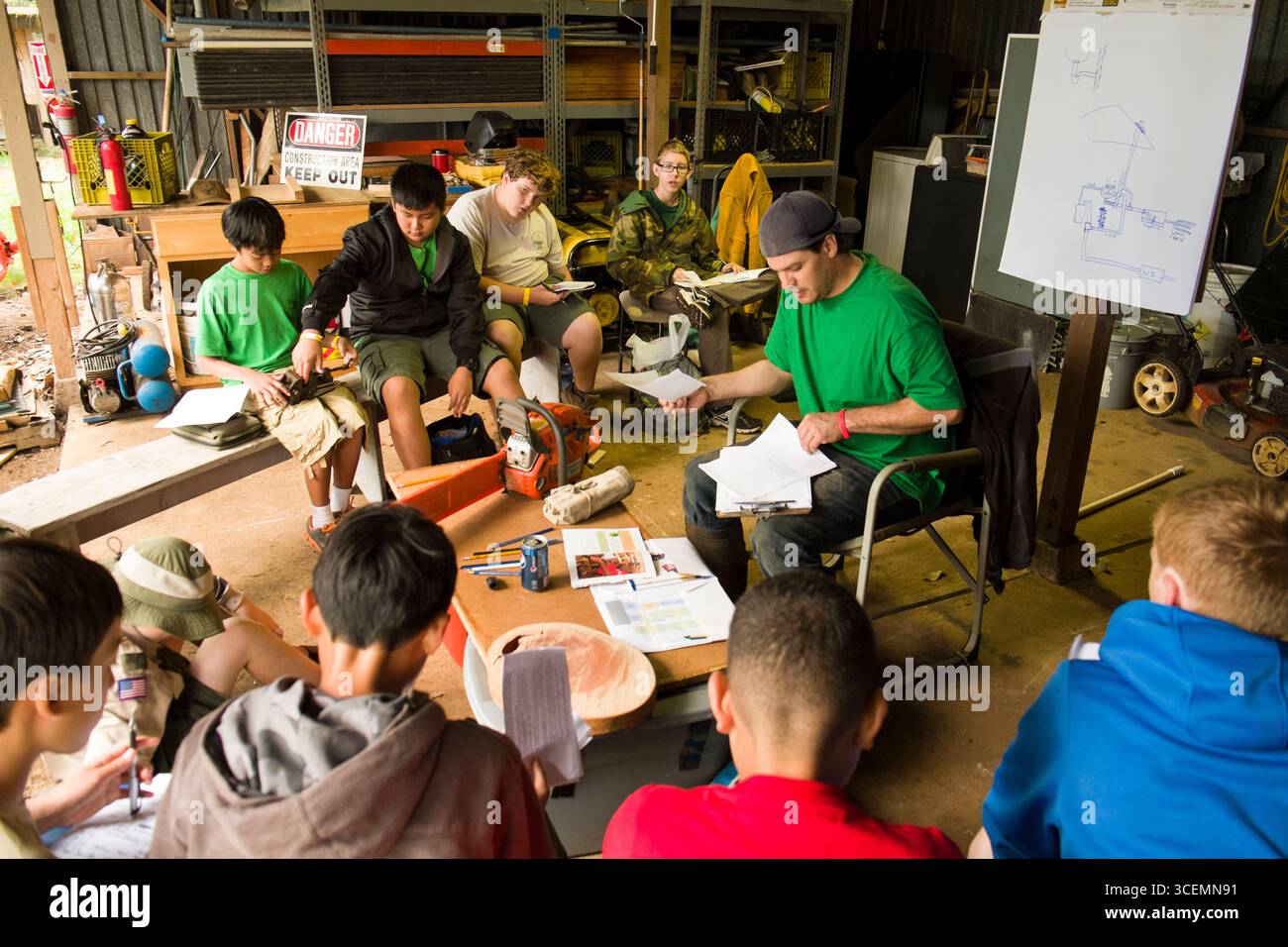 Boy Scouts sitzen hören verdienen Abzeichen Instruktor, Camp Pupukea, Oahu, Hawaii, USA Stockfoto