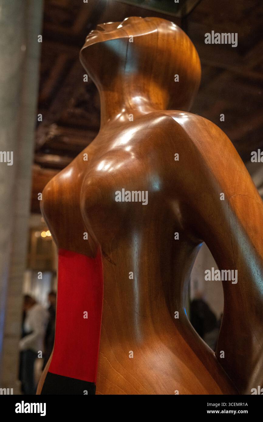 Elizabeth Catlett, afroamerikanische Künstlerin, Skulptur, die eine anonyme Frau in Unterdrückung zeigt, die politische Gefangene in polychromiertem Zedernholz genannt wird Stockfoto