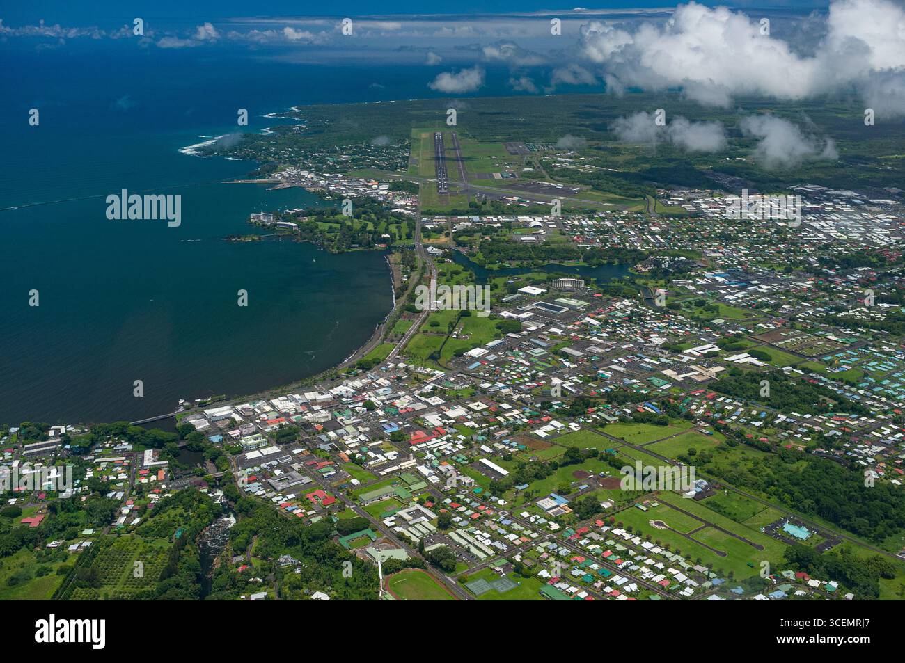 Aus der Vogelperspektive auf die Bucht von Hilo und die Stadt Hilo, Hawaii, USA Stockfoto