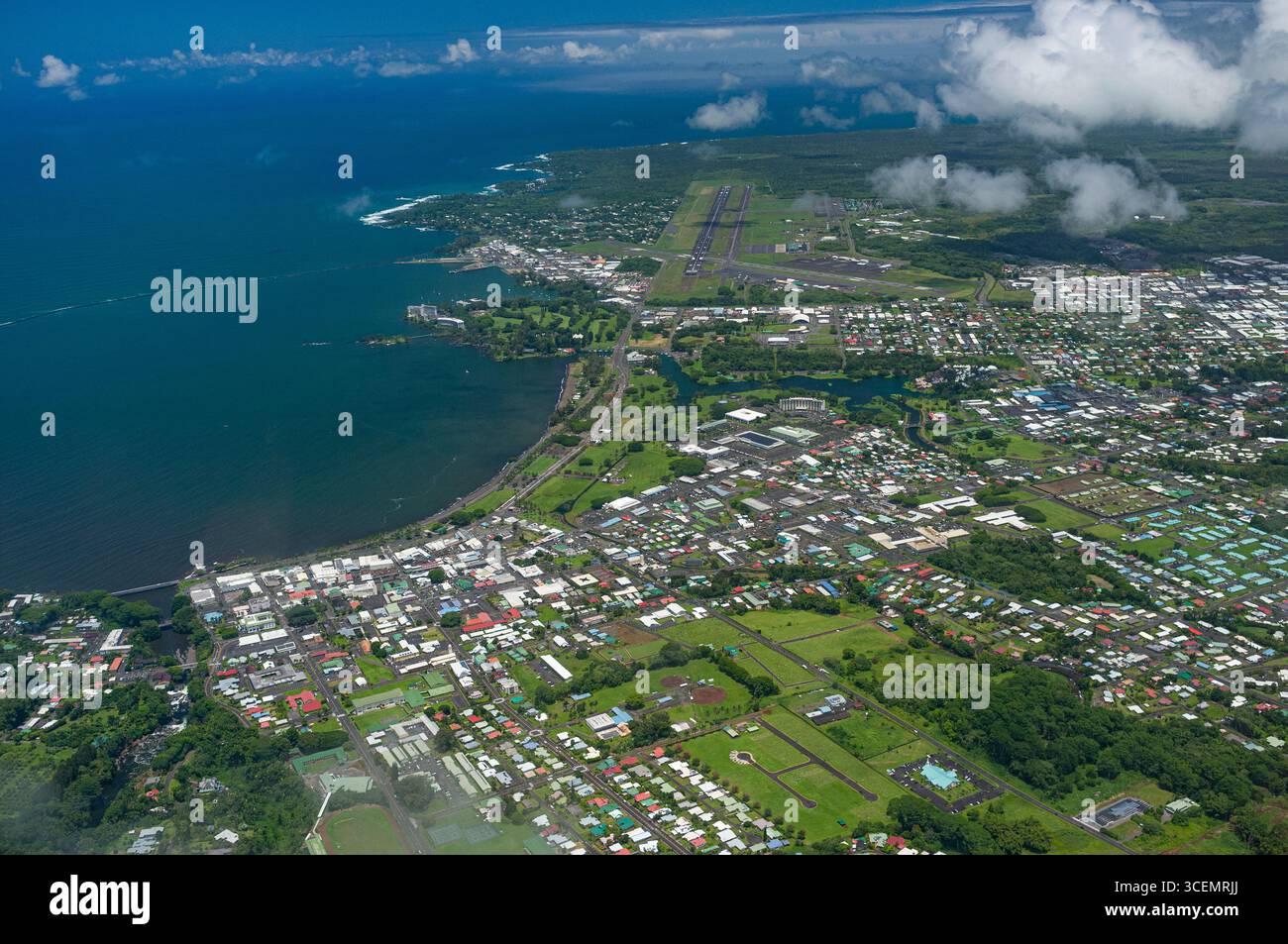 Aus der Vogelperspektive auf die Bucht von Hilo und die Stadt Hilo, Hawaii, USA Stockfoto